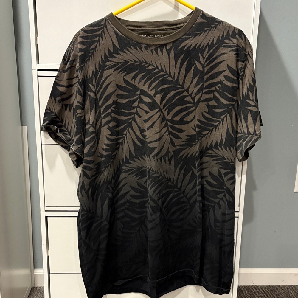 American Eagle Outfitters Men's Black and Brown Tropical Tee